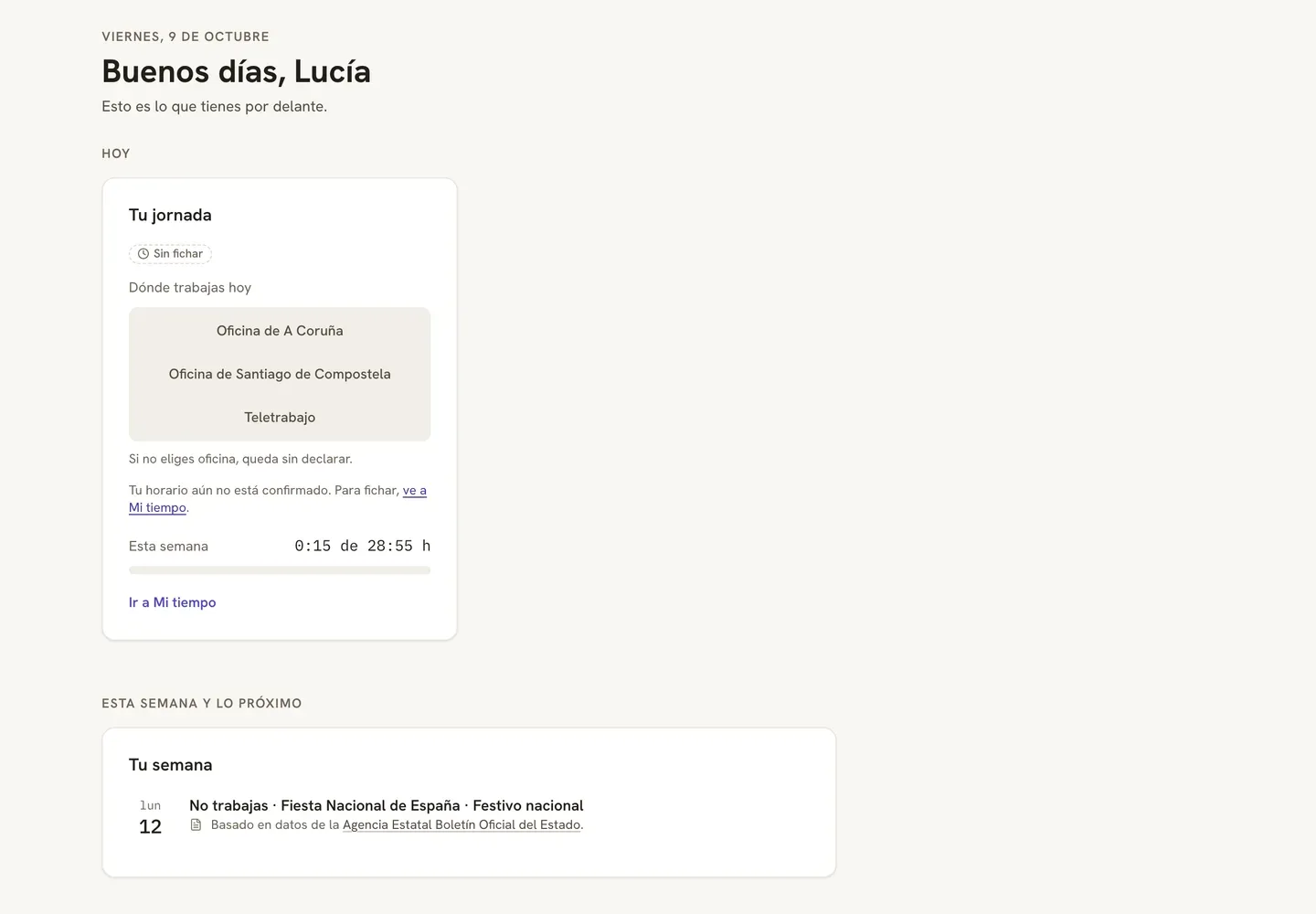 Captura de Inicio «Tu día» de una persona de una empresa de demo: el saludo con la fecha, «Hoy» con su jornada (sin fichar, dónde trabaja hoy entre dos oficinas y teletrabajo, y las horas de la semana) y «Esta semana y lo próximo», con el festivo nacional del lunes y el boletín del que sale.